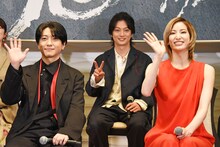 手を振る鈴木拡樹（手前左）と柚香光（手前右）、ピースする喜矢武豊（後方）。