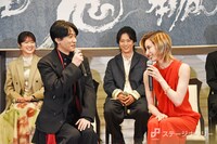 「夫です」「妻です」と互いにあいさつする鈴木拡樹（手前左）、柚香光（手前右）。