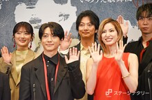 後列左から樋口日奈、喜矢武豊、早乙女友貴。前列左から鈴木拡樹、柚香光。