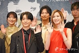 後列左から樋口日奈、喜矢武豊、早乙女友貴。前列左から鈴木拡樹、柚香光。