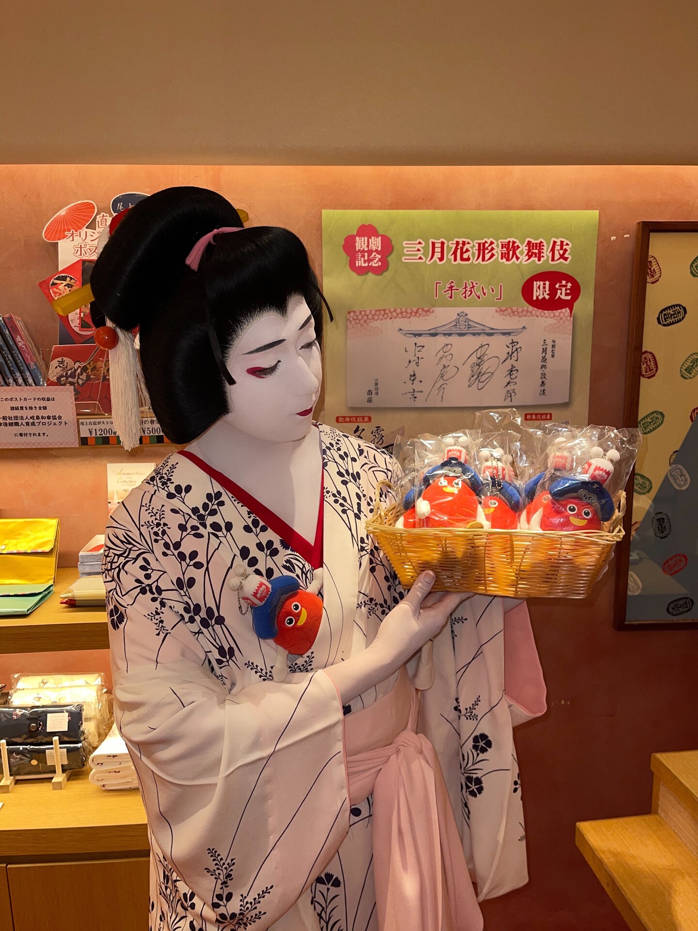 中村米吉、「三月花形歌舞伎」上演中の南座でカワイイ探し！ | 中村