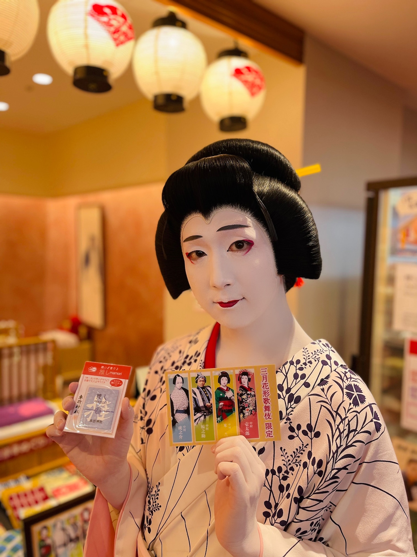 お紺さん登場！“推”と大きく書かれた“推しmamori”と、「三月花形歌舞伎」メンバーのテーマカラーが一目瞭然な限定ステッカー。