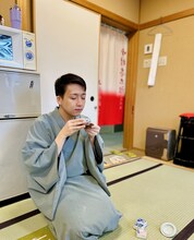先輩・中村壱太郎の楽屋に突然現れ、「不老泉」をゆっくり味わう後輩・中村米吉。この写真の撮影者は、楽屋の主・壱太郎。「しゅうちゃんはしょうがないなあ」という先輩の愛情が伝わる1枚。
