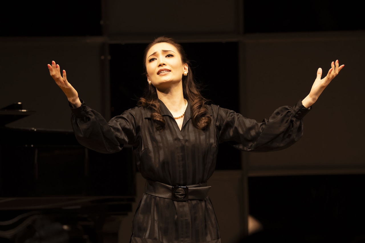 望海風斗が“20世紀最大の歌姫”マリア・カラス演じる「マスタークラス」幕開け