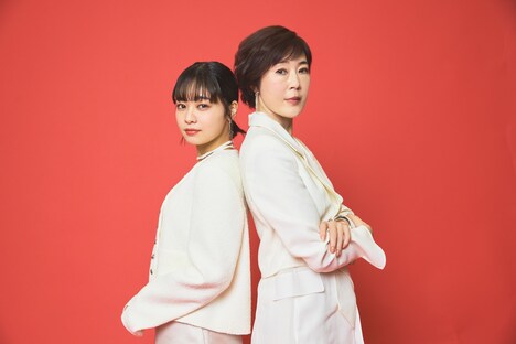 舞台「リンス・リピート ―そして、再び繰り返す―」より。左から吉柳咲良、寺島しのぶ。（撮影：番正しおり）