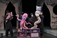 舞台版「せかいいちのねこ」過去公演の様子。（撮影：三枝近志）