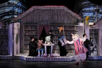 舞台版「せかいいちのねこ」過去公演の様子。（撮影：三枝近志）