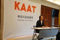 KAAT 神奈川芸術劇場 2025年度ラインアップ発表会の様子。芸術監督の長塚圭史。