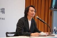 KAAT 神奈川芸術劇場 2025年度ラインアップ発表会の様子。芸術監督の長塚圭史。
