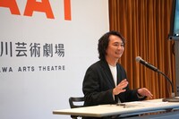 KAAT 神奈川芸術劇場 2025年度ラインアップ発表会の様子。芸術監督の長塚圭史。