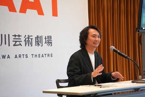 KAAT 神奈川芸術劇場 2025年度ラインアップ発表会の様子。芸術監督の長塚圭史。