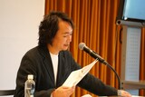 KAAT 神奈川芸術劇場 2025年度ラインアップ発表会の様子。芸術監督の長塚圭史。
