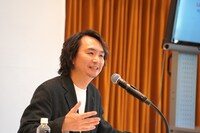 KAAT 神奈川芸術劇場 2025年度ラインアップ発表会の様子。芸術監督の長塚圭史。