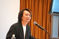 KAAT 神奈川芸術劇場 2025年度ラインアップ発表会の様子。芸術監督の長塚圭史。