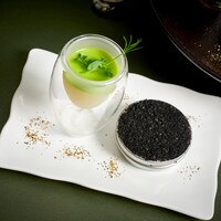 「アフタヌーンティーセット～『ウィキッド』～」より、「エメラルドシティー ～レギュームヴェールとコキヤージュ～」と「エルファバとグリンダ ～ポークリエットと新玉葱のムース～」