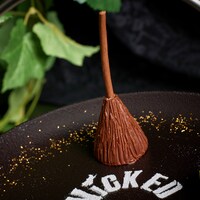 「アフタヌーンティーセット～『ウィキッド』～」より、「エルファバのほうき ～ザクザク食感ショコラケーキ～」。