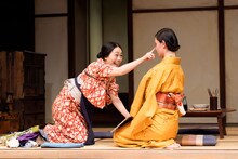 劇団温泉ドラゴン 第19回公演「痕、婚、」より。（撮影：松本和幸）