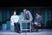 ハジケ・る ポップコーン一座「『テイ・る オブ ナイトメア』～不思議の国の給仕係～」より。（撮影：岸隆子）