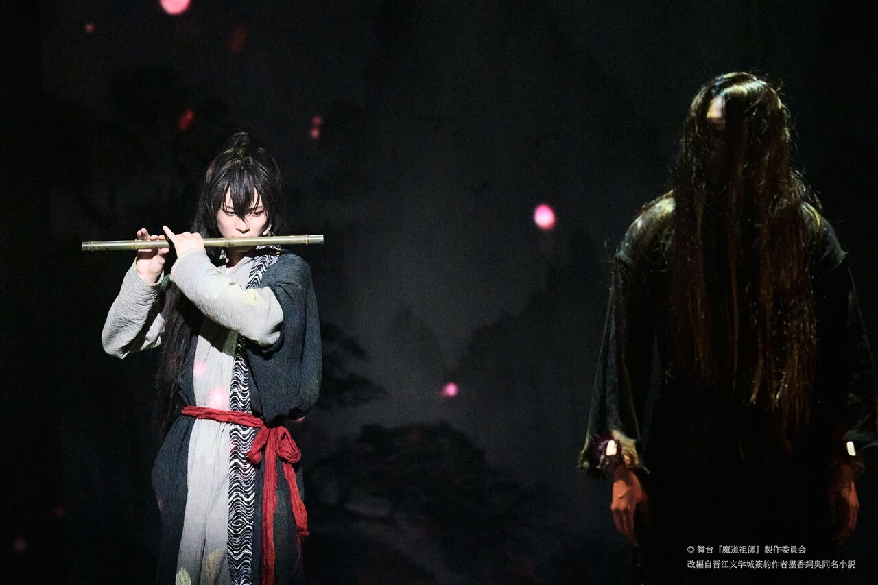 舞台写真　< 舞台『魔道祖師』邂逅編> 舞台『魔道祖師』邂逅編 魏無羨（金子隼也）と藍忘機（廣瀬智紀