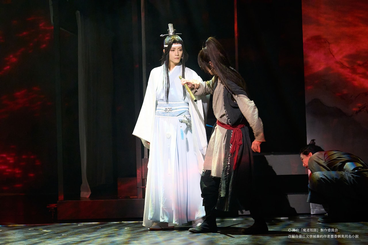 舞台写真　< 舞台『魔道祖師』邂逅編> 舞台『魔道祖師』邂逅編 魏無羨（金子隼也）と藍忘機（廣瀬智紀