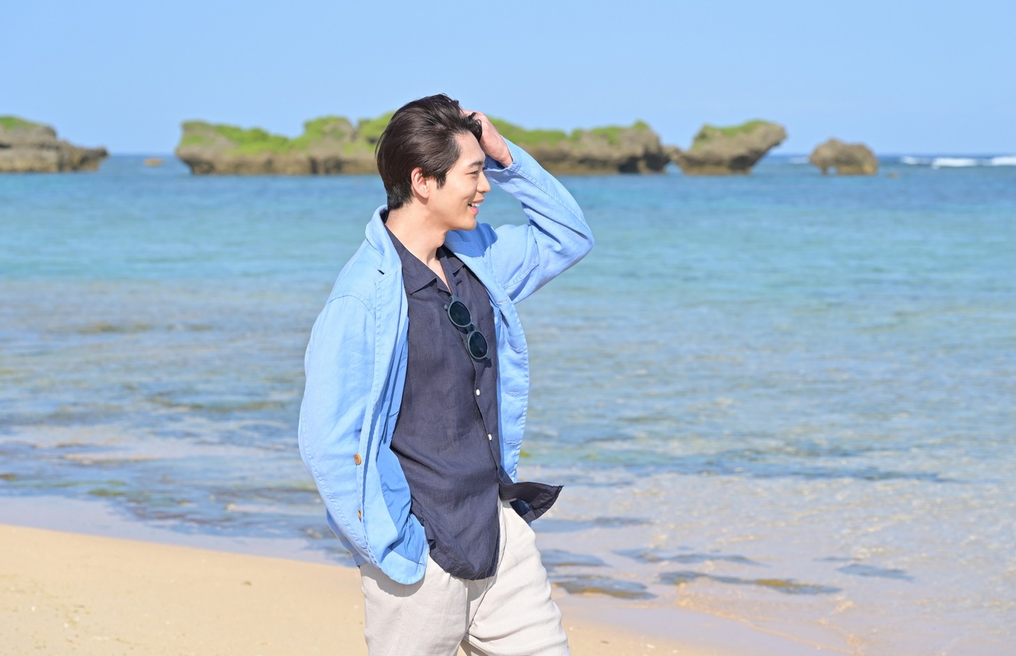 星砂の浜を訪れた松下洸平。