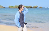 星砂の浜を訪れた松下洸平。