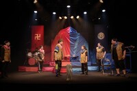 渡辺源四郎商店第39回公演「法螺貝吹いたら川を渡れ」より。（撮影：田中流）