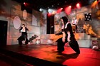 サモ・アリナンズ「蹂躙さん」スタート、初日公演には皆川猿時がサプライズ出演