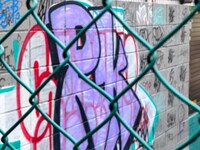 壁に描かれたグラフィティ。