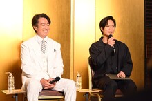 報道陣から石黒賢（左）の第一印象を聞かれ、「お名前は石黒さんですが、お衣裳は真っ白だなあと思いました」とにこやかな表情で答える岡本圭人（右）。