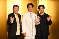 左から鴻上尚史、石黒賢、岡本圭人。