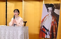 市川染五郎の魅力を熱く語る永井紗耶子。