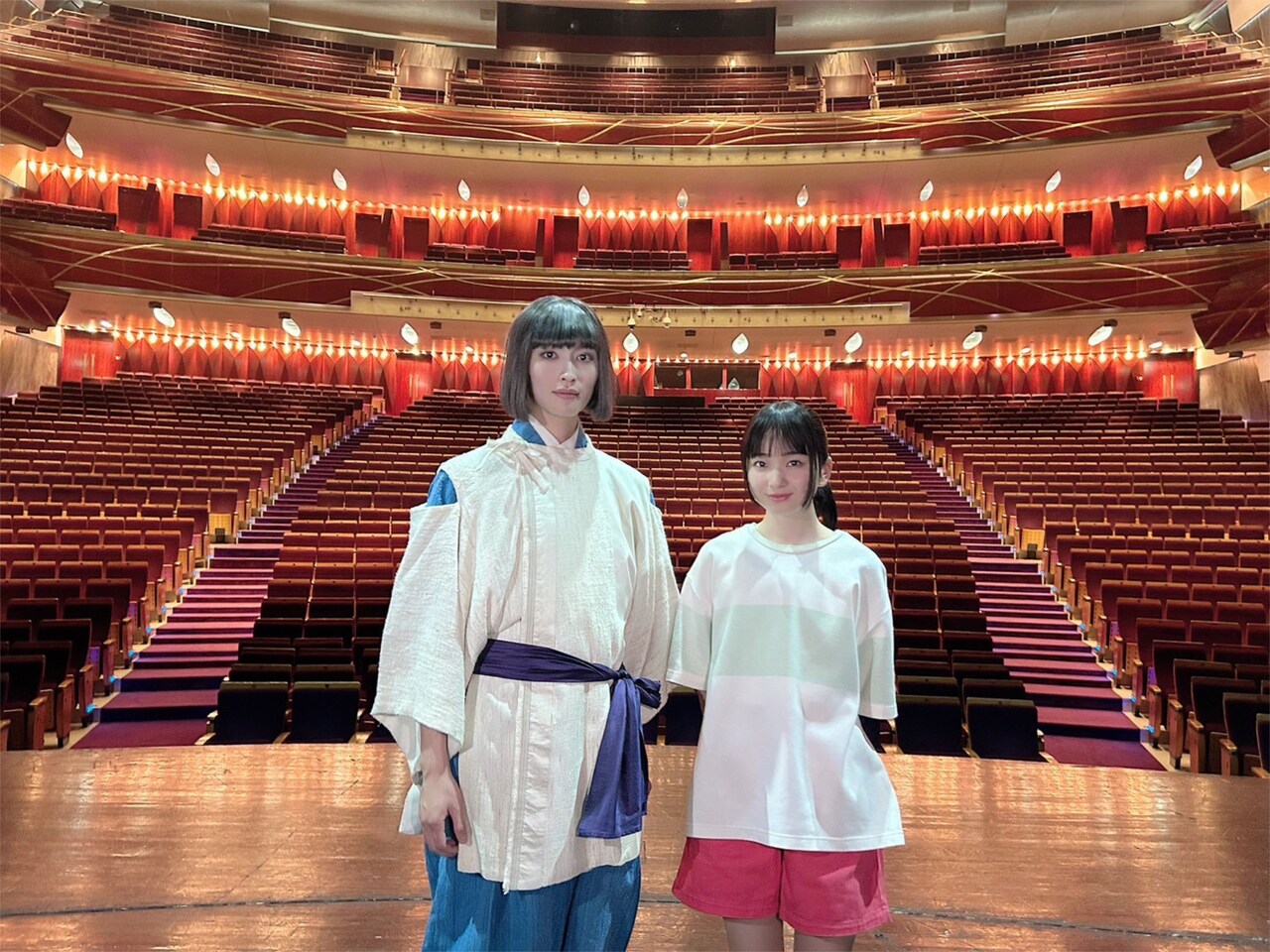 本日3月25日、中国・上海文化広場にて。左から増子敦貴、福地桃子。