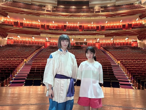 本日3月25日、中国・上海文化広場にて。左から増子敦貴、福地桃子。