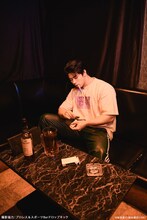 「歴戦の疵 Tシャツ」を着用した桜庭大翔。