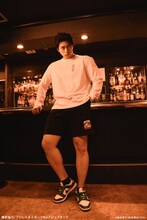 「『武』が繋がった……ッッ ロングスリーブTシャツ」を着用した桜庭大翔。