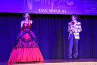 ミュージカル「ダンス オブ ヴァンパイア」製作発表の歌唱披露の様子。左からフランク莉奈、太田基裕。