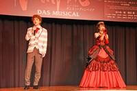 ミュージカル「ダンス オブ ヴァンパイア」製作発表の歌唱披露の様子。左から寺西拓人、中村麗乃。