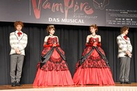 ミュージカル「ダンス オブ ヴァンパイア」製作発表の様子。左から寺西拓人、中村麗乃、フランク莉奈、太田基裕。