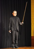 ミュージカル「ダンス オブ ヴァンパイア」のマスコット的存在である、コウモリのリー君と共に登場した山田和也。