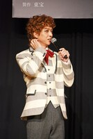 「ウィッグの巻き毛が首に刺さって、かゆい」と打ち明ける寺西拓人。