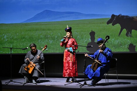 日本モンゴル友好記念事業「The Mongol Khan(モンゴル・ハーン)Japan Tour 2025」製作発表より、アートパフォーマンスの様子。(撮影:阿部章仁)
