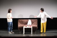 テアトロコントspecial / ひくねとコントサークル主宰「わたくしチーズトーストをこぼさず食べれますっ!!」より。（撮影：近藤李彦）