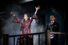 M＆Oplaysプロデュース「鎌塚氏、震えあがる」より。左から天海祐希扮する大御門カグラ、三宅弘城扮する鎌塚アカシ。（撮影：宮川舞子）