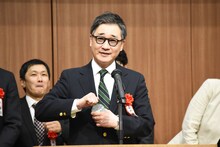 壇上の水を飲もうとおもむろにペットボトルを手にし、登壇者を笑わせた安井順平。