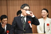 壇上の水をごくごくと飲み、登壇者の笑いを誘う安井順平。