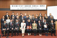 第12回ハヤカワ「悲劇喜劇」賞贈賞式の様子。イキウメ「奇ッ怪 小泉八雲から聞いた話」の公演関係者たち。