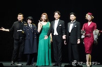 ミュージカル「ホリデイ・イン」取材会より。左からビル・ディーマー、保坂知寿、柚希礼音、坂本昌行、増田貴久、夢咲ねね。