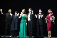 ミュージカル「ホリデイ・イン」取材会より。左からビル・ディーマー、保坂知寿、柚希礼音、坂本昌行、増田貴久、夢咲ねね。