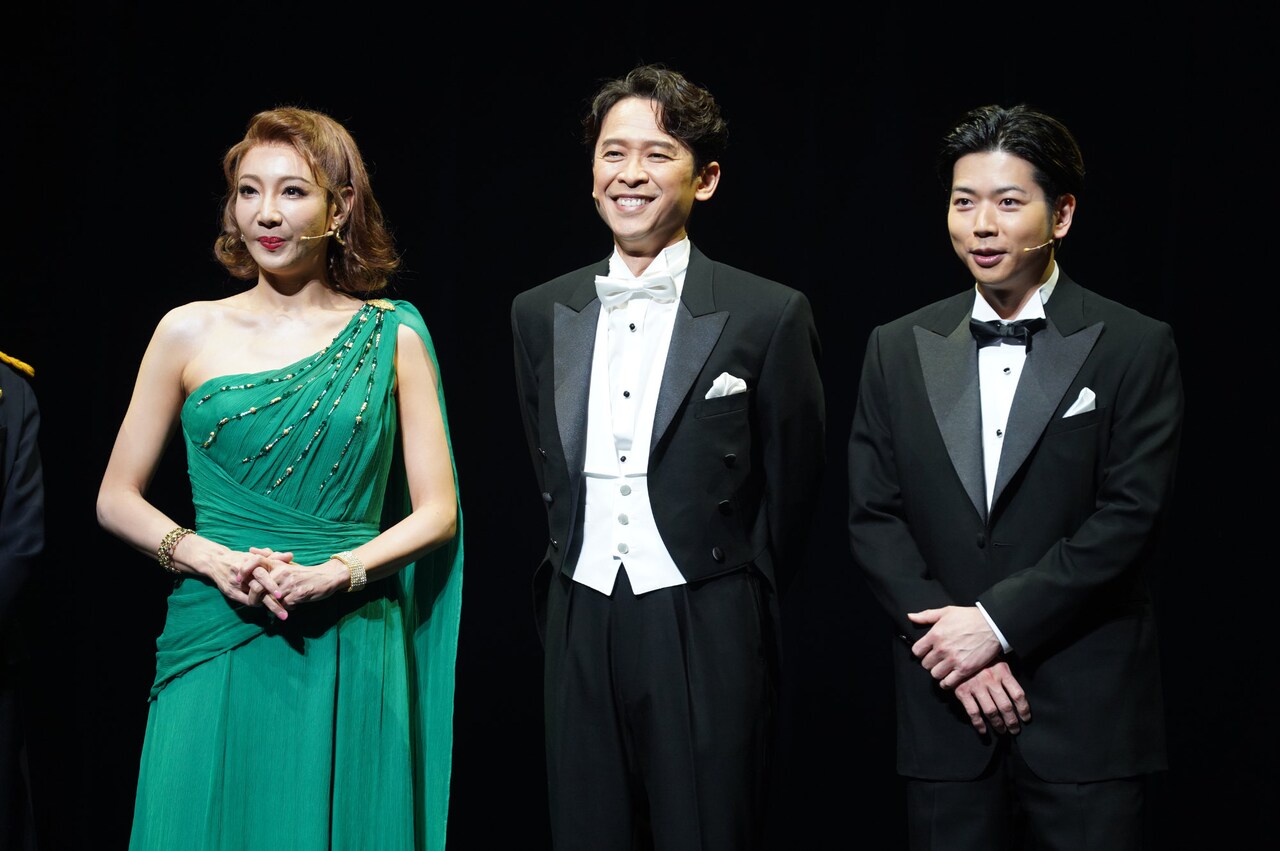 ミュージカル「ホリデイ・イン」取材会より。左から柚希礼音、坂本昌行